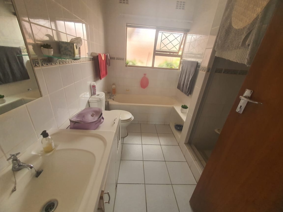 To Let 5 Bedroom Property for Rent in Beacon Bay Eastern Cape